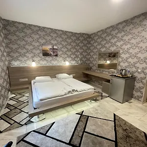 De Luxe Burgas, Center Bulgaria